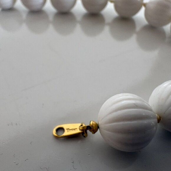 Vintage Trifari White Beaded Necklace 17 inch Ribbed Lucite 1950s Jewelry - Picture 7 of 11